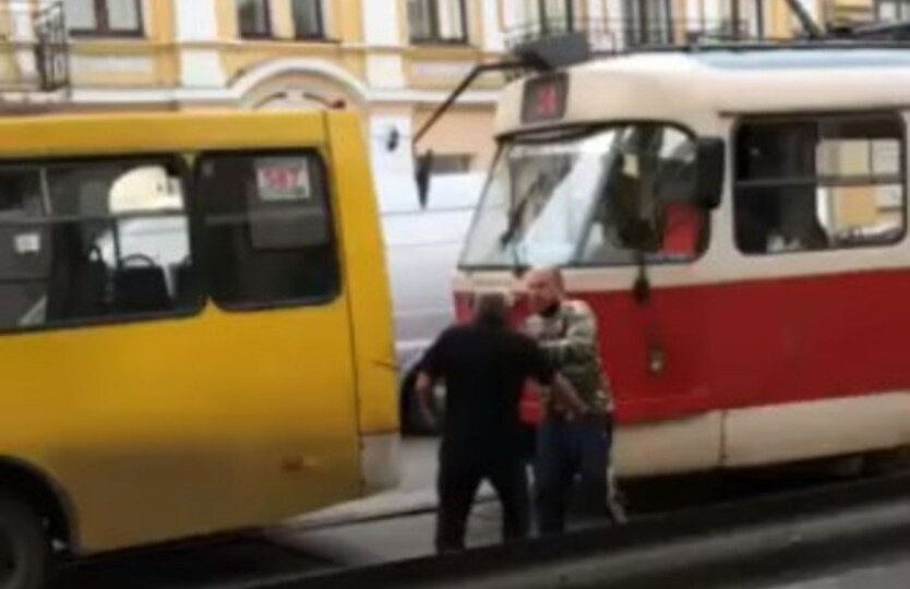 В Киеве водители маршрутки и троллейбуса устроили драку посреди дороги: есть видео