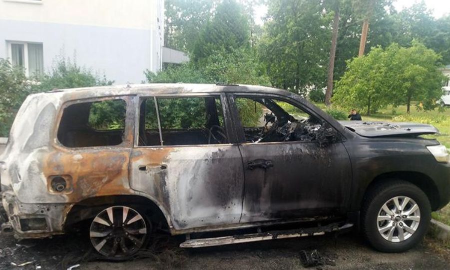 Помстився лікарю: у Києві чоловік підпалив позашляховик