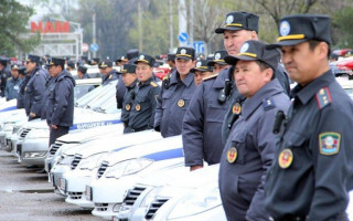 В Бишкеке повторно ввели режим ЧП: протестующие передали захваченное здание парламента властям