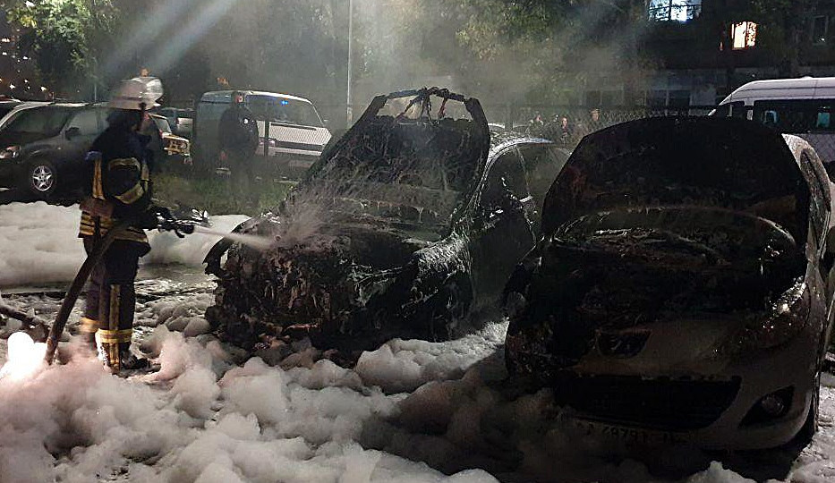 В Киеве возник пожар на автостоянке: повреждено несколько автомобилей
