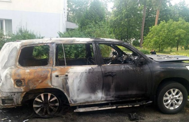 Помстився лікарю: у Києві чоловік підпалив позашляховик