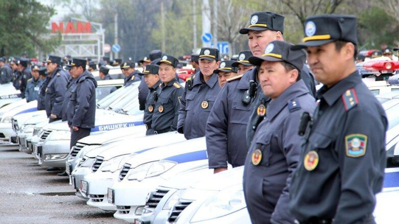 В Бишкеке повторно ввели режим ЧП: протестующие передали захваченное здание парламента властям