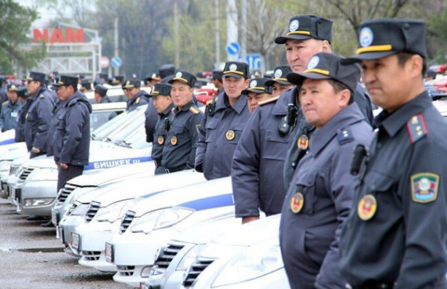 В Бишкеке повторно ввели режим ЧП: протестующие передали захваченное здание парламента властям