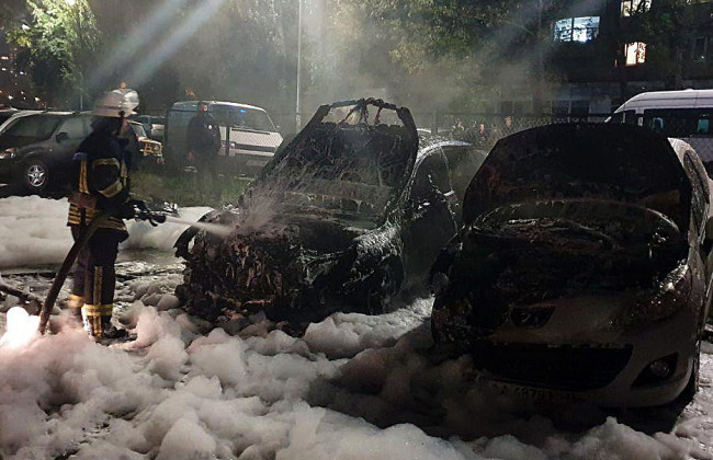 В Киеве возник пожар на автостоянке: повреждено несколько автомобилей