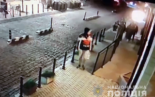 В Киеве задержали мужчину, который поджег дом и разбил чужие машины: фото