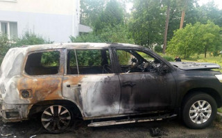 Помстився лікарю: у Києві чоловік підпалив позашляховик