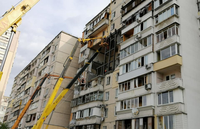 Взрыв в многоэтажке на Позняках: рабочие взялись укреплять дом