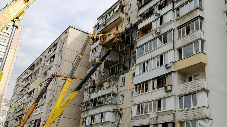 Взрыв в многоэтажке на Позняках: рабочие взялись укреплять дом