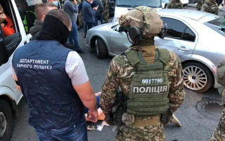 В центре Киева с погоней и стрельбой задерживали грабителей: фото, видео