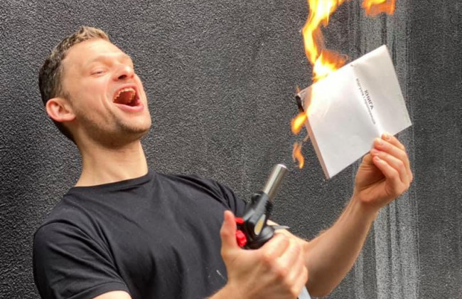 Дубилет сжег книгу жалоб и призвал бизнес присоединиться к флешмобу