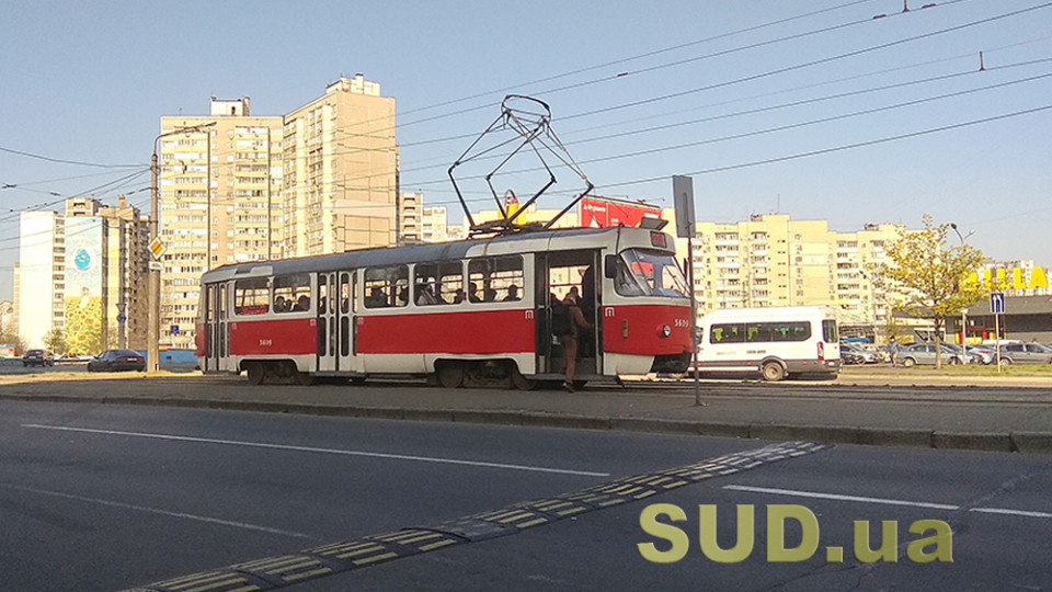 В Киеве подростки атаковали трамвай: выломали окно, напали на кондуктора, видео