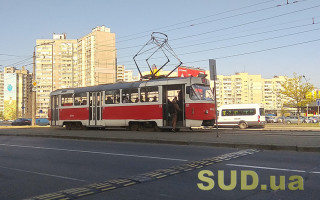 В Киеве подростки атаковали трамвай: выломали окно, напали на кондуктора, видео