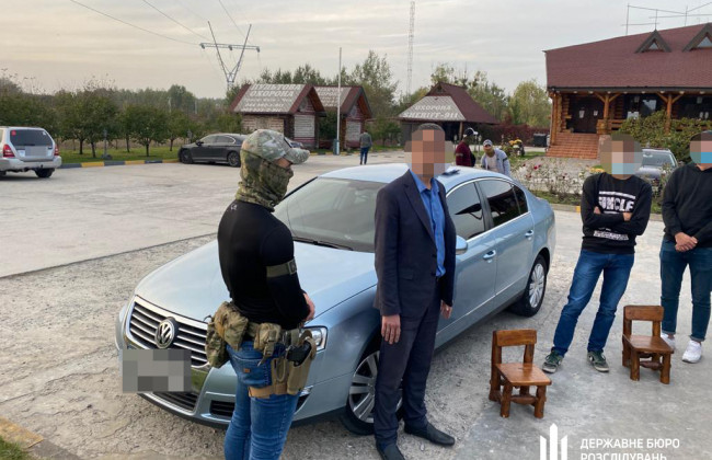 Хабарі за розмитнення без штучних перешкод: ДБР затримало начальника відділу митного оформлення