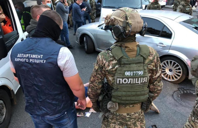 В центре Киева с погоней и стрельбой задерживали грабителей: фото, видео