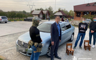 Хабарі за розмитнення без штучних перешкод: ДБР затримало начальника відділу митного оформлення