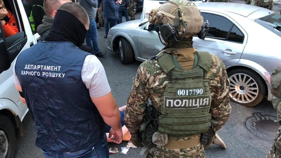 В центре Киева с погоней и стрельбой задерживали грабителей: фото, видео