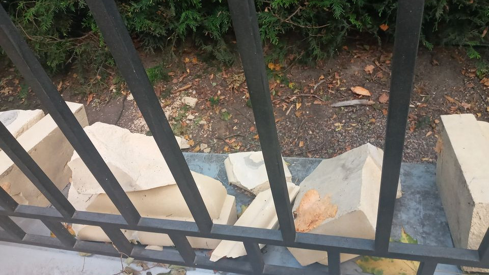 В Киеве в парке рухнула ограда, фото