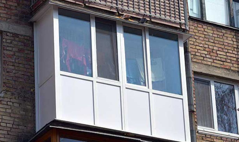 Трагедія під Києвом: чоловіка викинули з балкону, відео