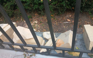 В Киеве в парке рухнула ограда, фото