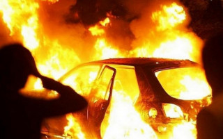 В Киеве на автостоянке сгорели автомобили