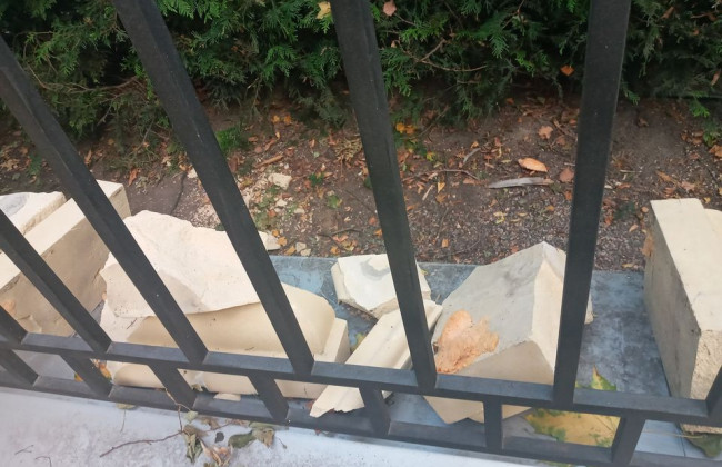 В Киеве в парке рухнула ограда, фото