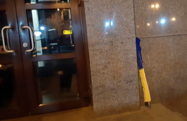 В Днепре охранники ССО поймали мужчину, который сорвал со здания суда флаг Украины