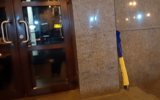 В Днепре охранники ССО поймали мужчину, который сорвал со здания суда флаг Украины