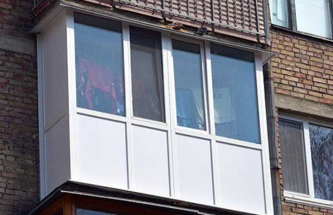 Трагедія під Києвом: чоловіка викинули з балкону, відео