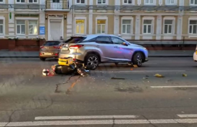 В Киеве курьер на мотороллере врезался в Lexus, видео