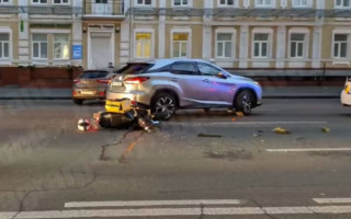 В Киеве курьер на мотороллере врезался в Lexus, видео