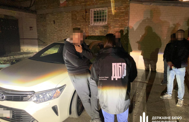 Адвокат и экс-прокурор требовали $80 000 за закрытие дела о незаконном обращении с оружием