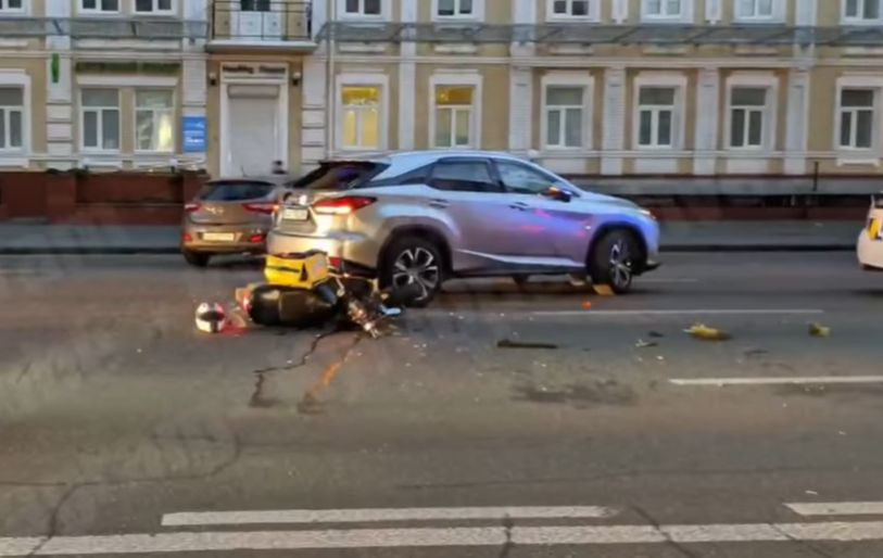 В Киеве курьер на мотороллере врезался в Lexus, видео