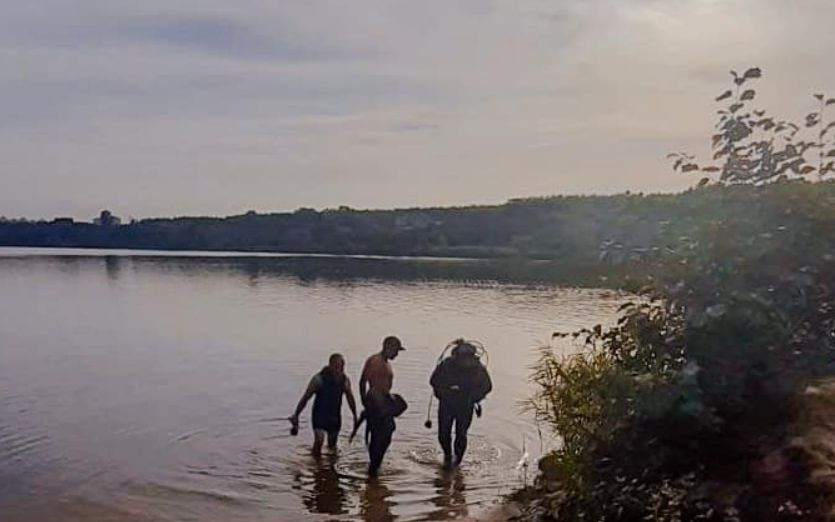 В Киеве из озера достали тело женщины