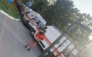 В Киеве заметили огромную очередь из скорых: фото