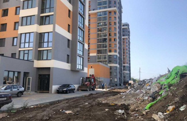 В Одессе под окнами новостроек образовалась стихийная свалка