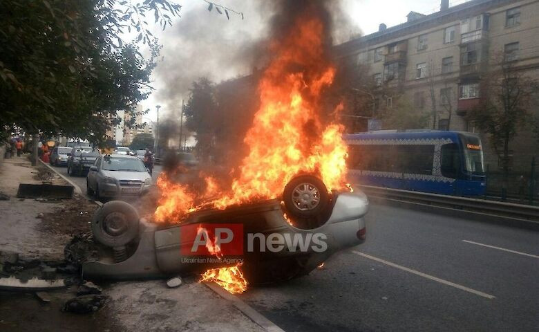 В Киеве произошло ДТП с переворотом: авто загорелось, фото