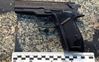 Жестокое нападение в Киеве: мужчина подстрелил и избил прохожего