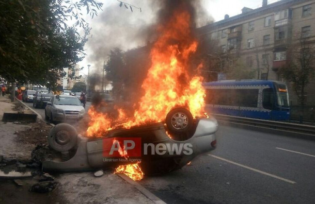 В Киеве произошло ДТП с переворотом: авто загорелось, фото