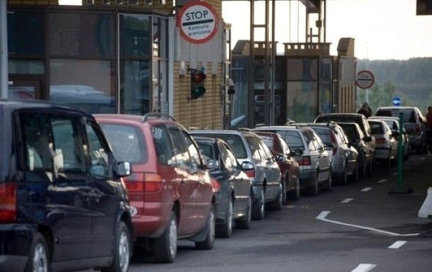 Масштабные пробки: на границе с Венгрией застряли сотни автомобилей