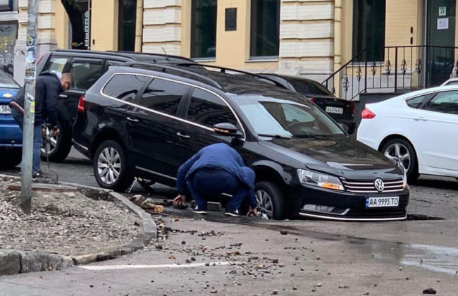 В Киеве автомобиль провалился под асфальт, фото