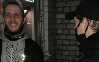 Грабитель с помощью молотка решил взломать банкомат в Киеве: фото