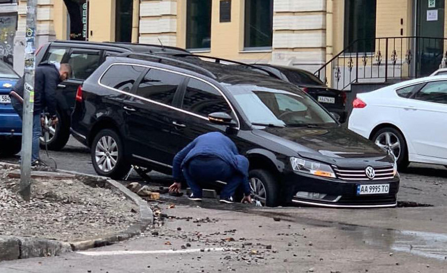 В Киеве автомобиль провалился под асфальт, фото