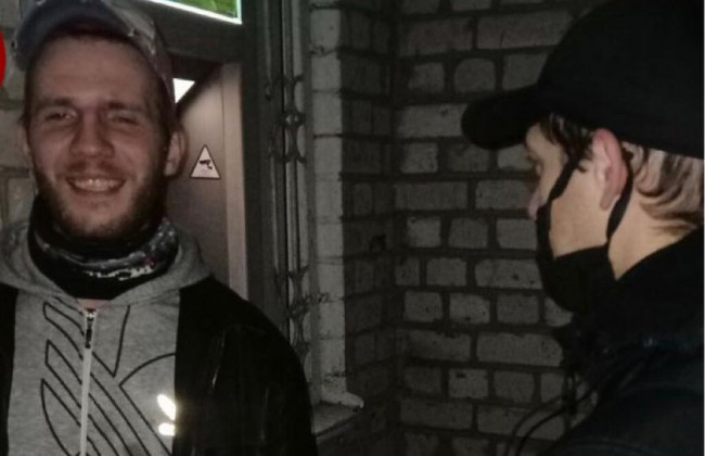 Грабитель с помощью молотка решил взломать банкомат в Киеве: фото