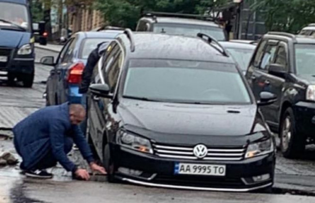 В Киеве после ливня автомобиль «ушел» под асфальт: фото