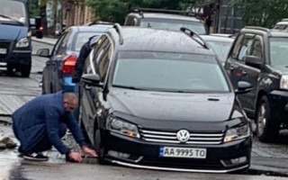 В Киеве после ливня автомобиль «ушел» под асфальт: фото