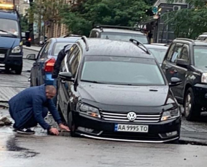 В Киеве после ливня автомобиль «ушел» под асфальт: фото