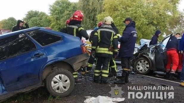 На Львовщине в результате столкновения четырех авто погибли три человека: фото