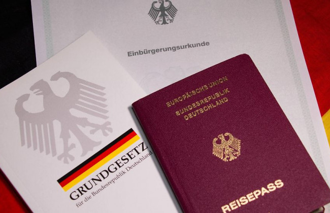 Мужчине не дали немецкое гражданство за отказ пожать руку женщине