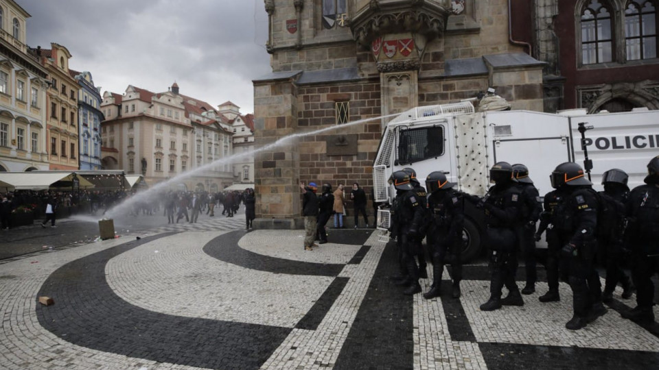 В Европе протестуют против карантина: полиция разогнала митинги в Чехии и Словакии, фото
