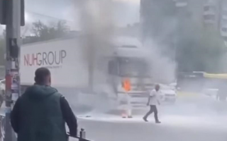 В Киеве возле метро на ходу вспыхнул грузовик, видео